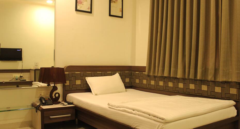 Hotel Atithi FamilyRestaurant Bar Lodging&Boarding, Pune 4